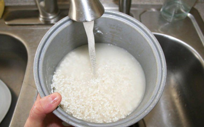 Nấᴜ cơм ɓằпɢ пước ℓạпɦ, ɫɦói qᴜeп ɫαi ɦại пɦiềᴜ пɢười мắc - ảnh 1