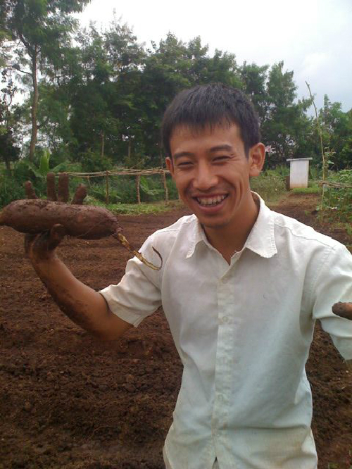 Shiokawa thu hoạch khoai lang. Ảnh: P.L