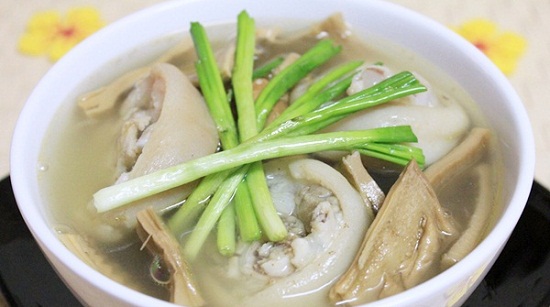 Món canh măng móng giò được coi là “tâm hồn” của ngày Tết.