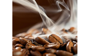 Trái cà phê chín được chế biến theo phương pháp mật ong (honey process)