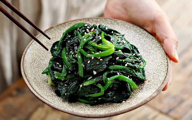 Hóa ra 6 loại rau củ rẻ bèo này lại bổ máu, giàu sắt hơn cả thịt bò: Phụ nữ ăn đều đặn sẽ chống được nhiều tai biến nguy hiểm - Ảnh 1.