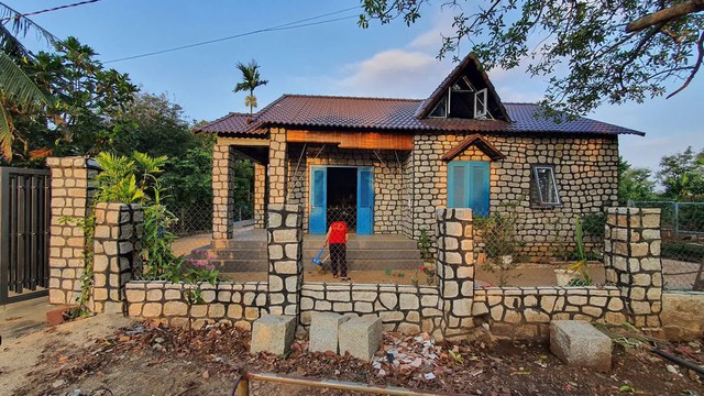 Chàng trai Đắk Lắk xây nhà từ 100 tấn đá, 30 tấn xi măng: Hè mát, đông ấm, độc lạ nhất làng - Ảnh 12.