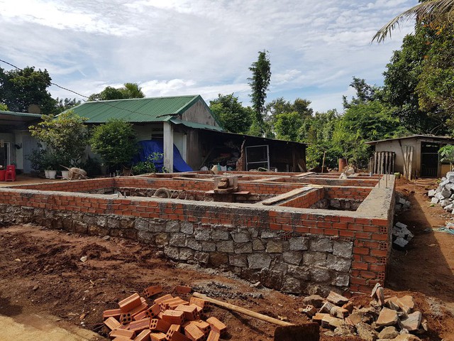 Chàng trai Đắk Lắk xây nhà từ 100 tấn đá, 30 tấn xi măng: Hè mát, đông ấm, độc lạ nhất làng - Ảnh 3.