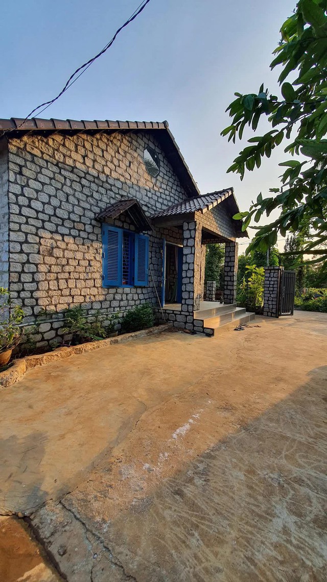 Chàng trai Đắk Lắk xây nhà từ 100 tấn đá, 30 tấn xi măng: Hè mát, đông ấm, độc lạ nhất làng - Ảnh 11.