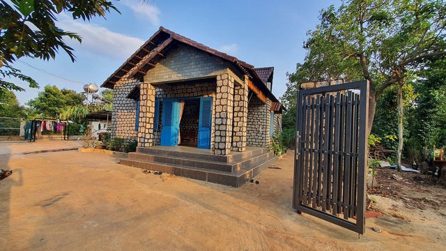 Chàng trai Đắk Lắk xây nhà từ 100 tấn đá, 30 tấn xi măng: Hè mát, đông ấm, độc lạ nhất làng - Ảnh 10.