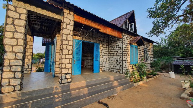 Chàng trai Đắk Lắk xây nhà từ 100 tấn đá, 30 tấn xi măng: Hè mát, đông ấm, độc lạ nhất làng - Ảnh 9.
