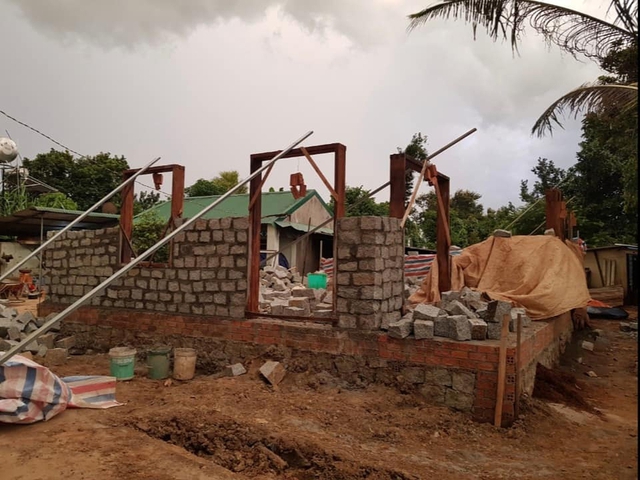 Chàng trai Đắk Lắk xây nhà từ 100 tấn đá, 30 tấn xi măng: Hè mát, đông ấm, độc lạ nhất làng - Ảnh 4.